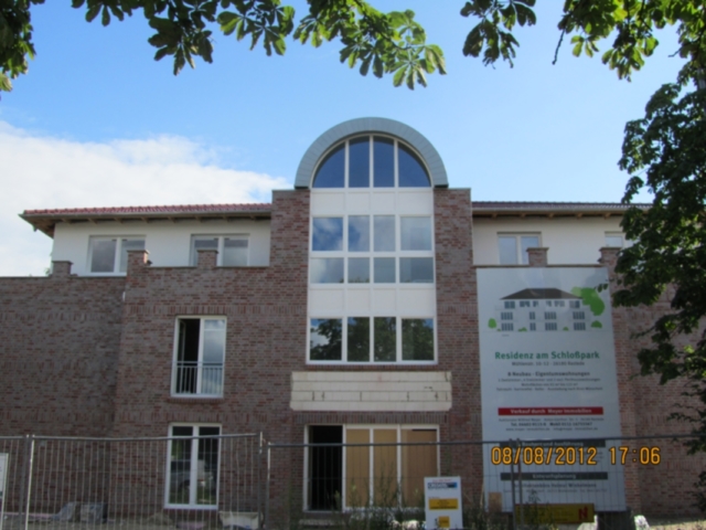 Backstein- und Putzgebäude mit großem Bogenfenster, noch im Bau. Datum 08/08/2012 17:06.