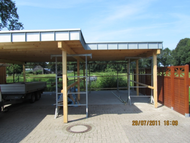 Gerüst für einen Holz-Carport mit Flachdach im Bau.